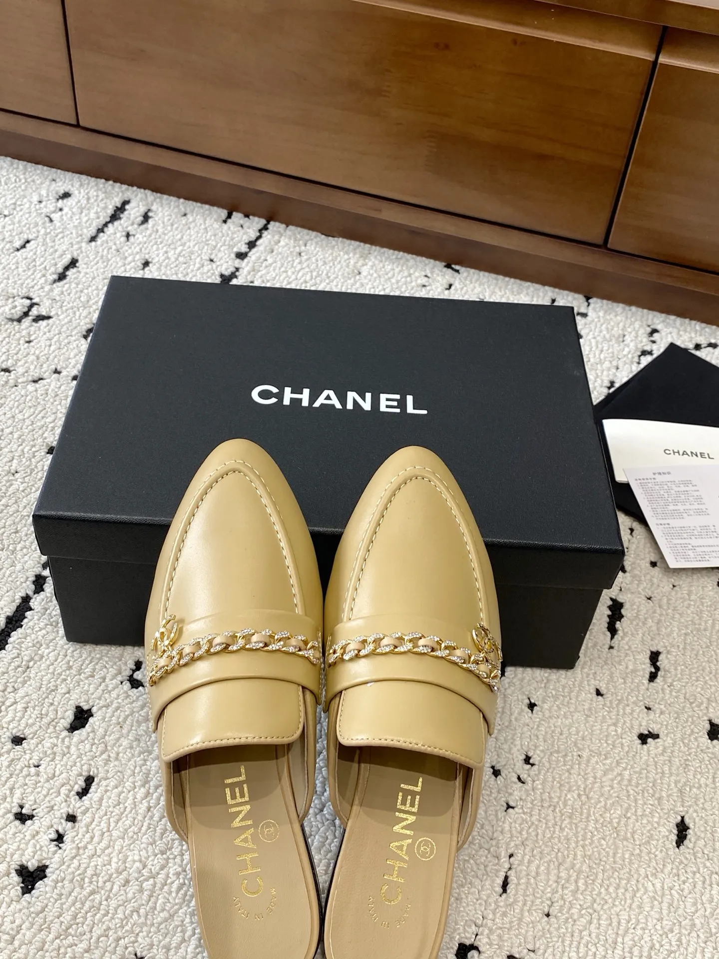 👟👟Ex-factory price 560👟👟 🍀CHANEL｜Chanel Chanel 25C early spring new product, chain buckle low-heeled pointed toe flat slippers, full of retro style, elegant shoe shape, very pleasing to look at. The pointed toe makes the feet become thinner and looks slender. The classic chain double C buckle is paired with a thick heel design. The shoe shape is particularly stylish and stylish. The upper is very elegant. The upper is made of top-grade lambskin and the lining is silk sheepskin. It is super comfortable. Italian imported cowhide outsole. Size: 35-39 (40/41 customized) 👉 👉 👉